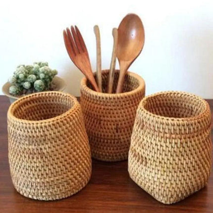 Rattan Utensil Holder: Chic Organization for a Neat Environment - Très Elite
