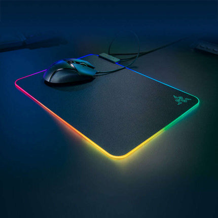 Razer Firefly V2: RGB Mouse Pad with Cable Management - Très Elite