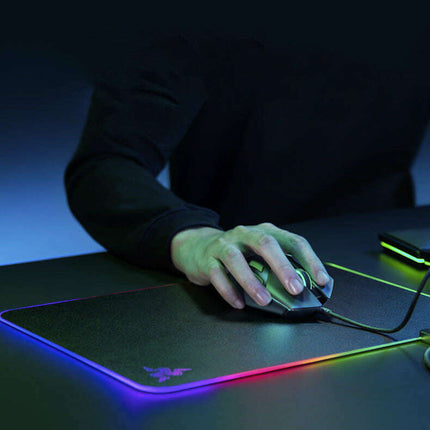 Razer Firefly V2: RGB Mouse Pad with Cable Management - Très Elite