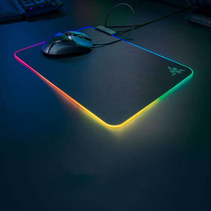 Razer Firefly V2: RGB Mouse Pad with Cable Management - Très Elite