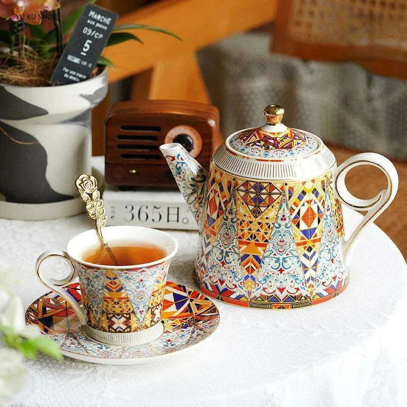 Regal Palace-Inspired Bone China Tea Set with Exquisite Ceramic Cups and Saucers - Très Elite