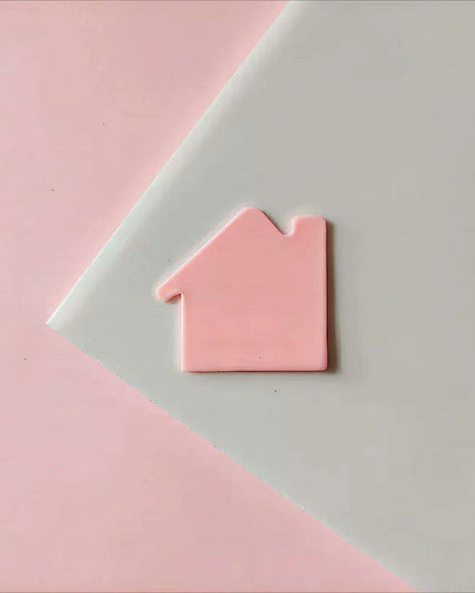 Festive Creations Earring Mold: Design Playful Red Lips & Enchanting Christmas House Shapes