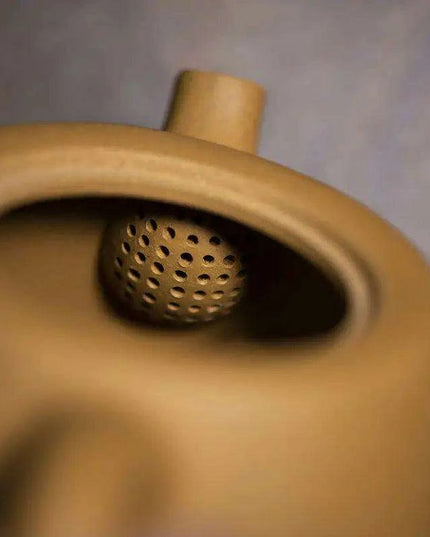 Elegant 460ML Yixing Zisha Clay Teapot with Gold Accents for Tea Enthusiasts