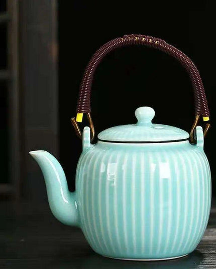 Elegant 800ml Chinese Ceramic Teapot with Integrated Strainer for Perfect Puer Tea Brewing