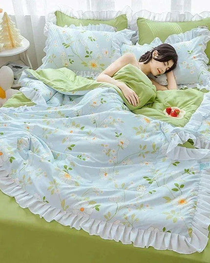 Chic Summer Lightweight Comforter with Ruffled Edges
