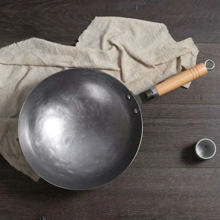 Traditional Chinese Handcrafted Iron Wok with Wooden Handle - Premium Non-Stick Cookware for Gas Hobs