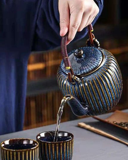 Elegant 800ml Chinese Ceramic Teapot with Integrated Strainer for Perfect Puer Tea Brewing