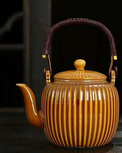 Elegant 800ml Chinese Ceramic Teapot with Integrated Strainer for Perfect Puer Tea Brewing