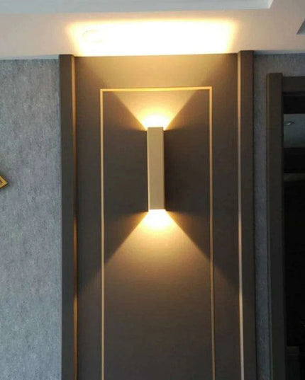 Elegant Gold LED Wall Sconce for Modern Indoor Lighting