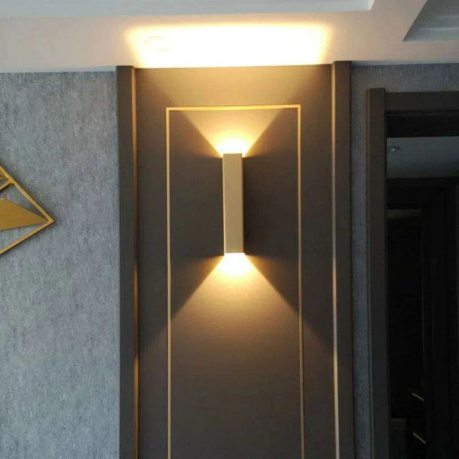 Elegant Gold LED Wall Sconce for Modern Indoor Lighting