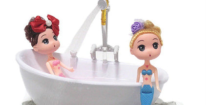 Miniature Electric Dollhouse Bathtub — 1:6 Scale Spraying Water Toy, 22.3×11.5×17.5cm