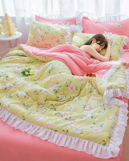 Chic Summer Lightweight Comforter with Ruffled Edges