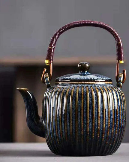 Elegant 800ml Chinese Ceramic Teapot with Integrated Strainer for Perfect Puer Tea Brewing