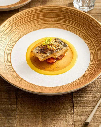 Exquisite Gold-Trimmed Ceramic Dinner Plates for Sophisticated Dining Events