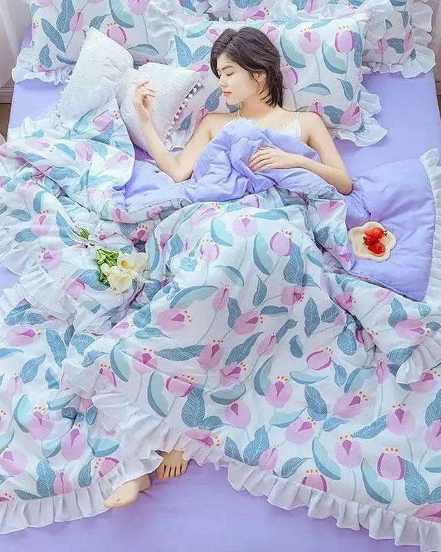 Chic Summer Lightweight Comforter with Ruffled Edges