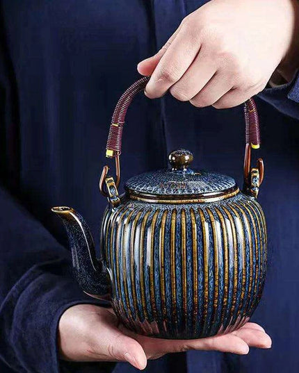 Elegant 800ml Chinese Ceramic Teapot with Integrated Strainer for Perfect Puer Tea Brewing
