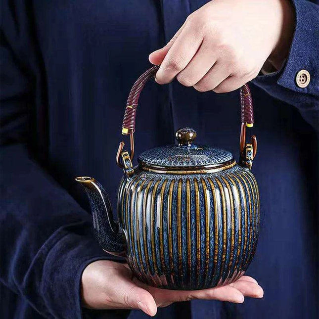 Elegant 800ml Chinese Ceramic Teapot with Integrated Strainer for Perfect Puer Tea Brewing