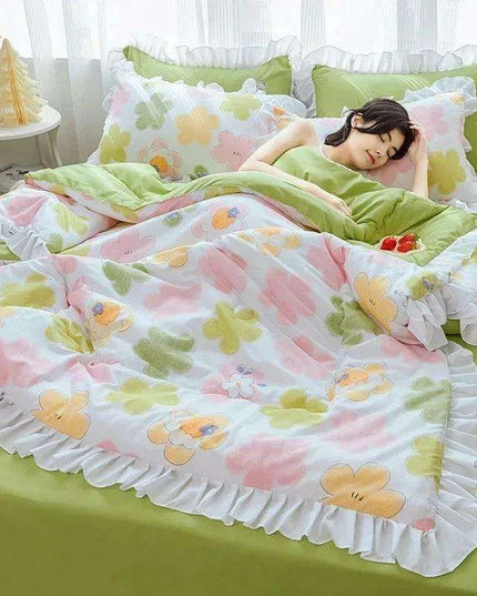 Chic Summer Lightweight Comforter with Ruffled Edges