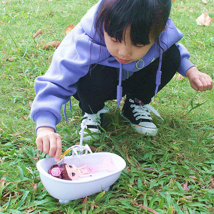 Miniature Electric Dollhouse Bathtub — 1:6 Scale Spraying Water Toy, 22.3×11.5×17.5cm