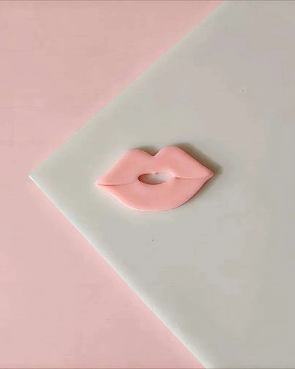 Festive Creations Earring Mold: Design Playful Red Lips & Enchanting Christmas House Shapes