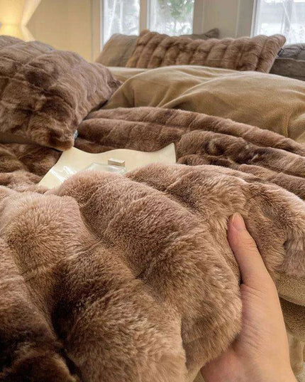 Luxurious Caramel Brown Velvet Fleece Bedding Set with Duvet Cover, Flat Sheet, and Pillowcases