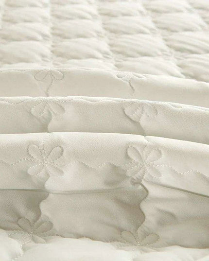 Plush Quilted Mattress Protector with Solid Color Bed Skirt - Skin-friendly Bedspread (No Pillowcase)