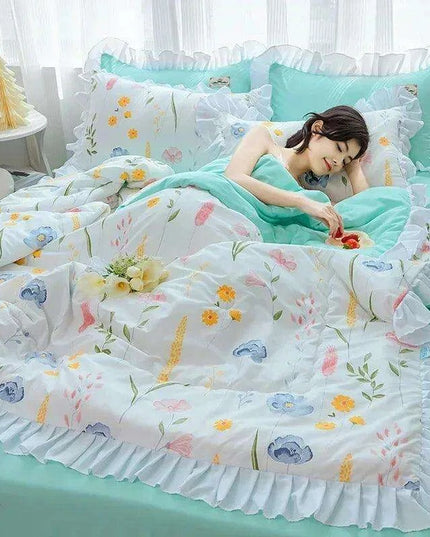 Chic Summer Lightweight Comforter with Ruffled Edges
