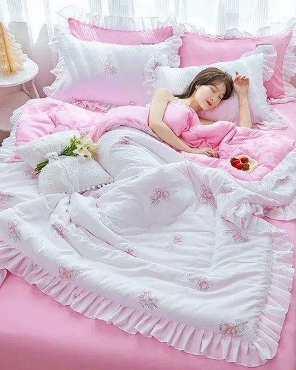 Chic Summer Lightweight Comforter with Ruffled Edges