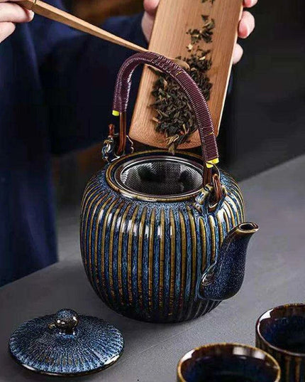 Elegant 800ml Chinese Ceramic Teapot with Integrated Strainer for Perfect Puer Tea Brewing