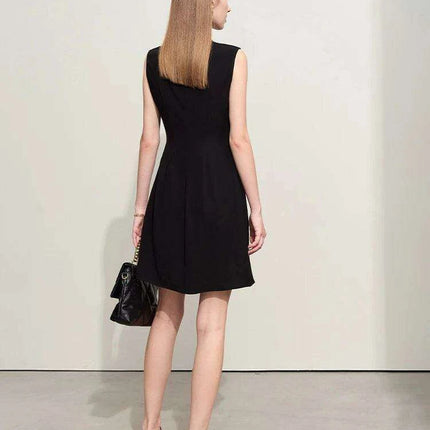 Chic Minimalist Sleeveless Black Dress for Women - Elegant Slim Fit with Modern Half-High Neck Design