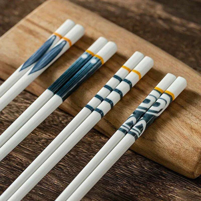 Sophisticated Japanese Porcelain Chopstick Collection - 5 Pairs for an Elevated Dining Experience - Très Elite