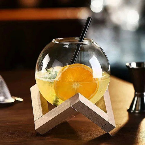 Sophisticated Round Cocktail Glass with Elegant Wooden Stand - Ideal for Creative Drinks and Smoothies - Très Elite