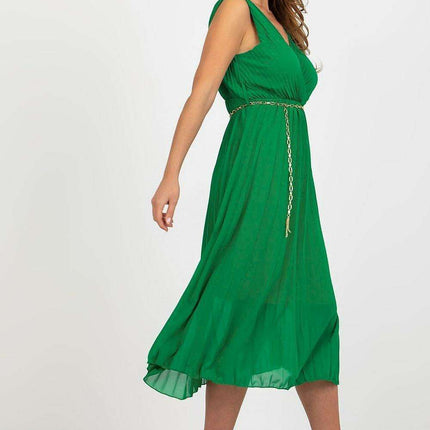 Sophisticated Sleeveless Dress With Waist Chain And Pleats - Très Elite