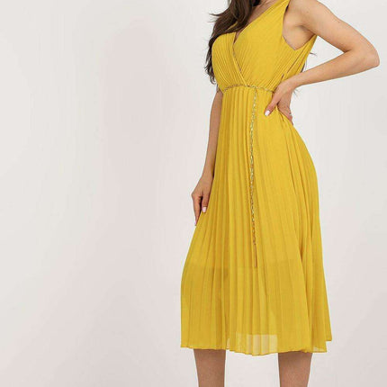 Sophisticated Sleeveless Dress With Waist Chain And Pleats - Très Elite