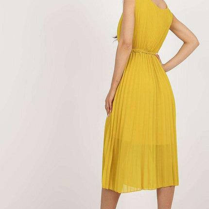 Sophisticated Sleeveless Dress With Waist Chain And Pleats - Très Elite