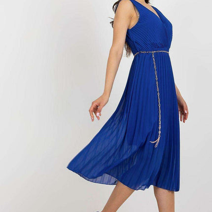 Sophisticated Sleeveless Dress With Waist Chain And Pleats - Très Elite