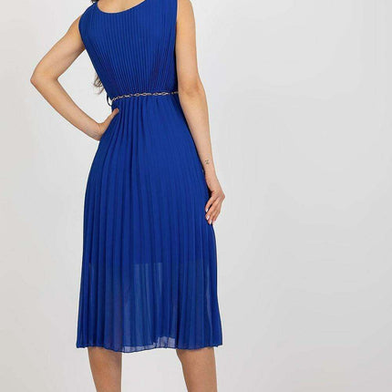Sophisticated Sleeveless Dress With Waist Chain And Pleats - Très Elite