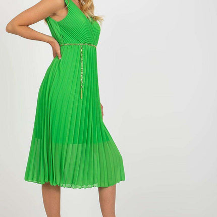 Sophisticated Sleeveless Dress With Waist Chain And Pleats - Très Elite