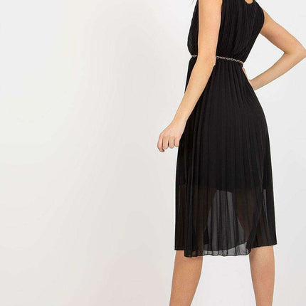 Sophisticated Sleeveless Dress With Waist Chain And Pleats - Très Elite