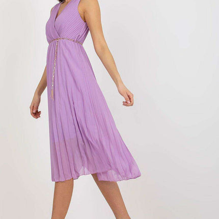 Sophisticated Sleeveless Dress With Waist Chain And Pleats - Très Elite