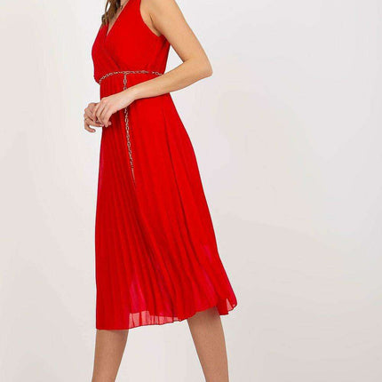 Sophisticated Sleeveless Dress With Waist Chain And Pleats - Très Elite