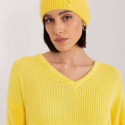 Stylish Braided Winter Hat with Eye-Catching Front Accent - Très Elite