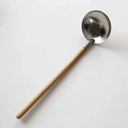 Stylish Long-Handled Japanese Wooden Ladle - Perfect for Soups and Hot Pot - Très Elite