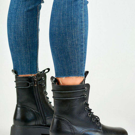 Stylish Sustainable Lace-Up Winter Footwear - Très Elite