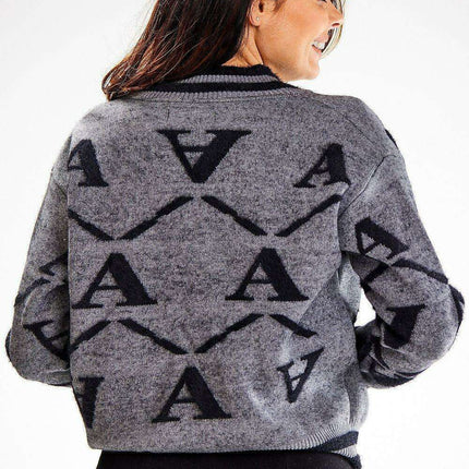 Stylish Two-Tone Knit Cardigan with Chic Button Closure - Très Elite