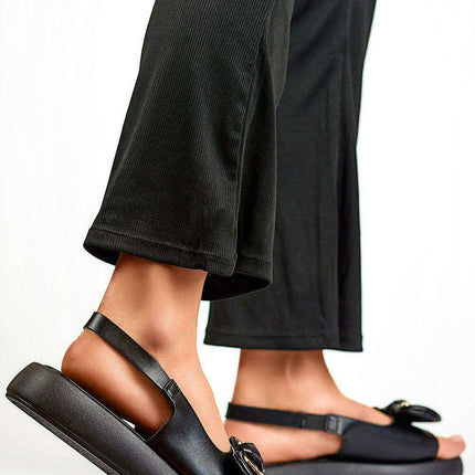 Sustainable Chic Leather Sandals for the Contemporary Woman - Très Elite