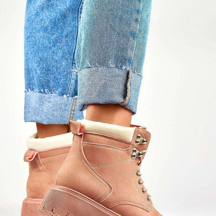 Sustainable Chic Leather Trapper Boots - Fashion-Forward Warmth for Winter Excursions - Très Elite