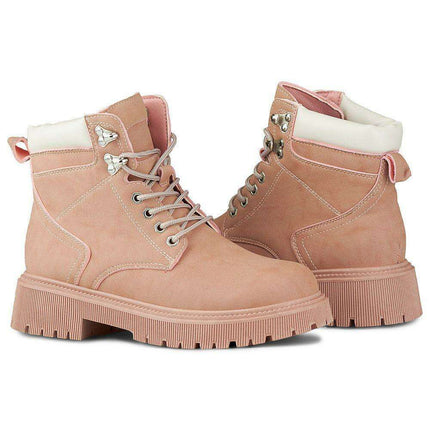 Sustainable Chic Leather Trapper Boots - Fashion-Forward Warmth for Winter Excursions - Très Elite