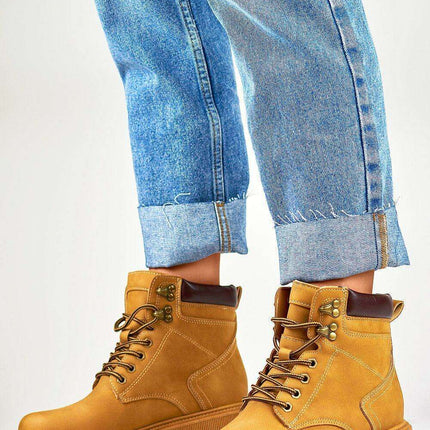 Sustainable Chic Leather Trapper Boots - Fashion-Forward Warmth for Winter Excursions - Très Elite