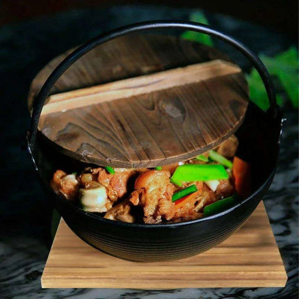 Traditional Japanese Cast Iron Sukiyaki Pot - Elevate Your Home Cooking Experience - Très Elite